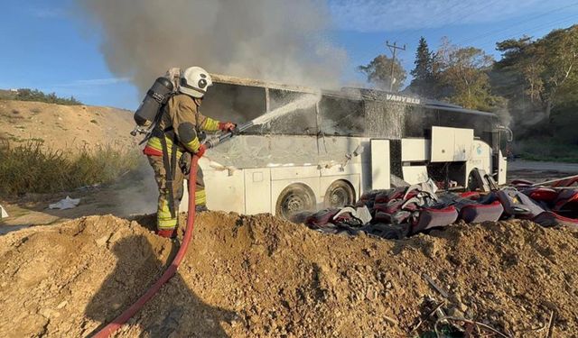 Park halindeki Van otobüsü alevlere teslim oldu