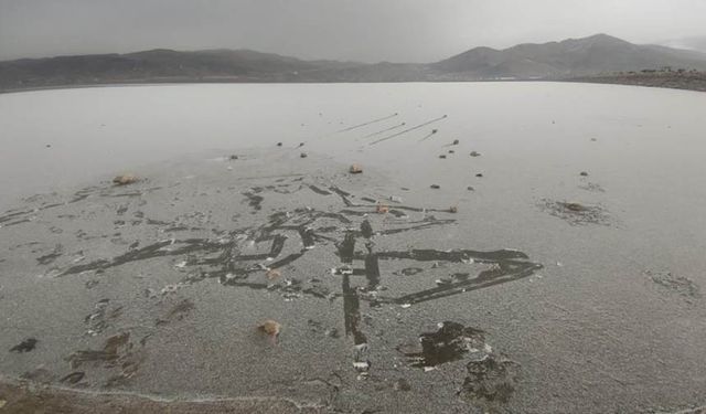 Sıhke Göleti'nin yüzeyi buz tuttu