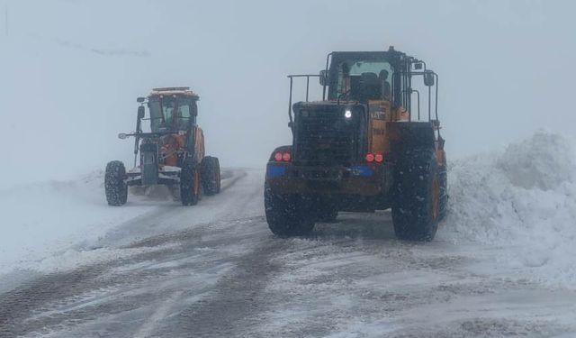 Karabet Geçidi'nde kar temizleme çalışması devam ediyor