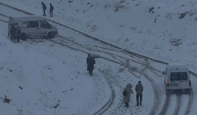Yüksekova'da yoğun yağışlar uçak seferlerini durdurdu