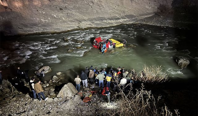 Zap Suyu’na yuvarlanan aracın sürücüsü Suden Ezgi, kurtarılamadı
