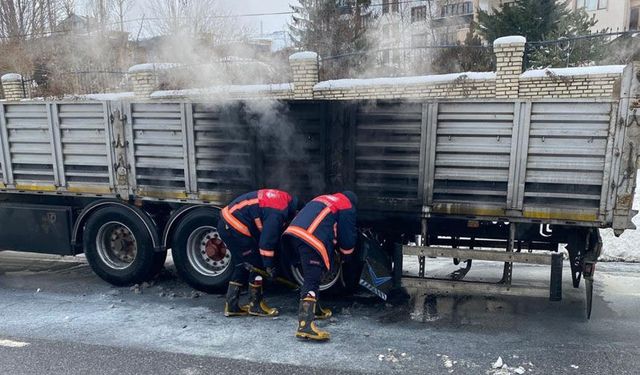Van’da seyir halindeki tırın lastikleri alev aldı