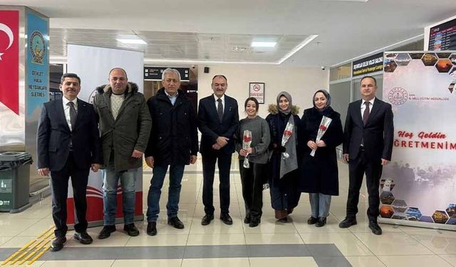 Van'a yeni atanan öğretmenler güllerle karşılandı