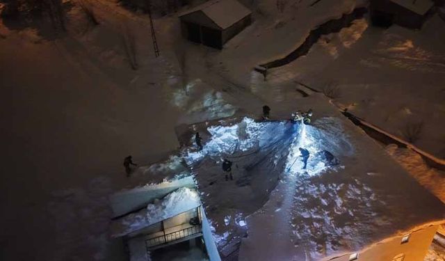 Yüksekova’da cemaat namazdayken çatı çöktü