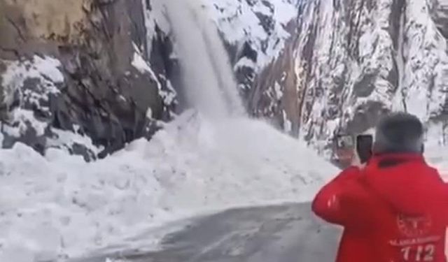 Hakkari-Çukurca karayolunda 2 ayrı çığ düştü