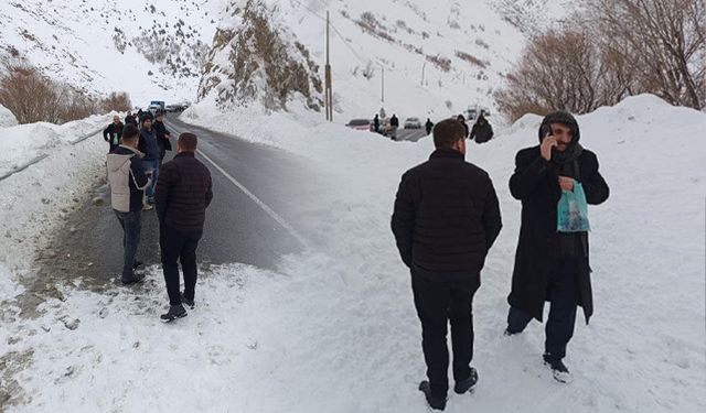 Hakkari-Van kara yoluna çığ düştü: Onlarca araba mahsur kaldı