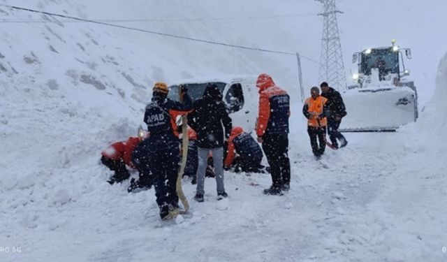 Hakkari-Van kara yolunda çığ altında kalan 2 kişi kurtarıldı
