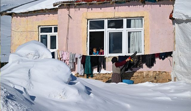 Van'da kar altında zorlu yaşam