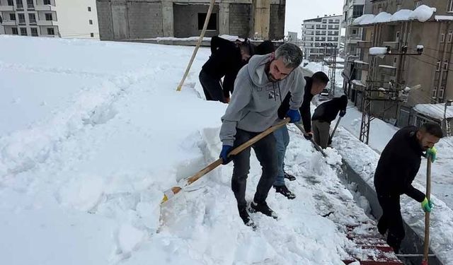 20 kişilik ekibin çatıda kar temizleme mesaisi