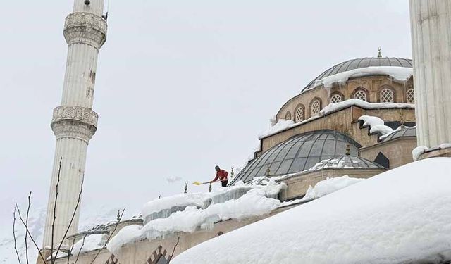 Hakkari’de tehlike saçan caminin çatısı kardan temizlendi