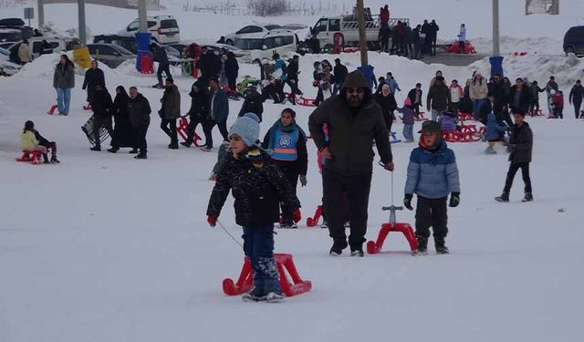 Vanlı çocuklar, yarıyıl tatilinin son günlerini kayak merkezinde geçirdi