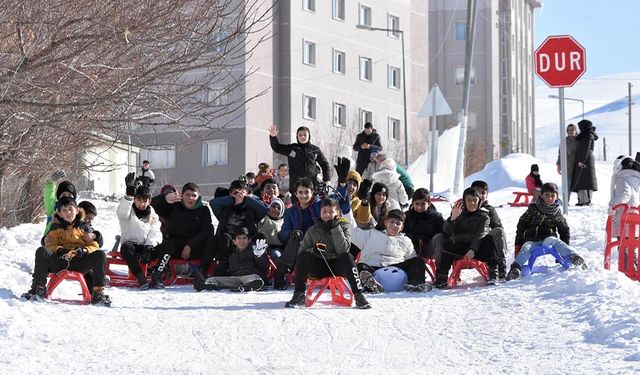 Vanlı çocuklar karlı tepeleri kayak pistine dönüştürdü