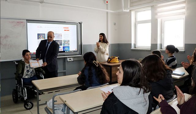 Vanlı Nakşin’e okulda alkışlı karne sürprizi