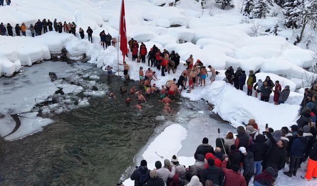 Buz tutan gölde yüzme şenliği