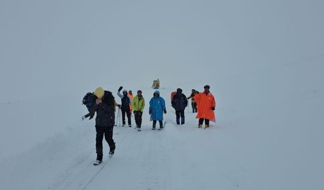 Süphan'da mahsur kalanlar kurtarıldı