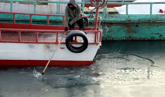 Balıkçılar, Van Gölü’ne buzları kırıp açılıyor