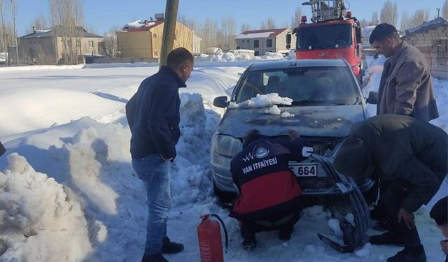 Van'da seyir halindeki otomobil yandı