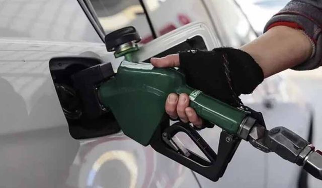 Gece yarısı benzine zam geldi