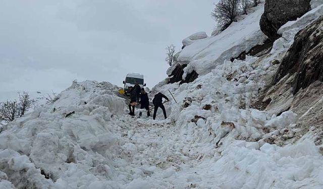 Hakkâri’de çığ düştü: Öğrenci servisi yolda kaldı