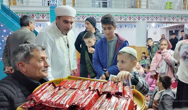 Van'da teravihe gelen çocuklara imamdan ikramlar