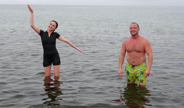 Sosyal medya fenomeni dondurucu soğukta Van Gölü'nde yüzdü