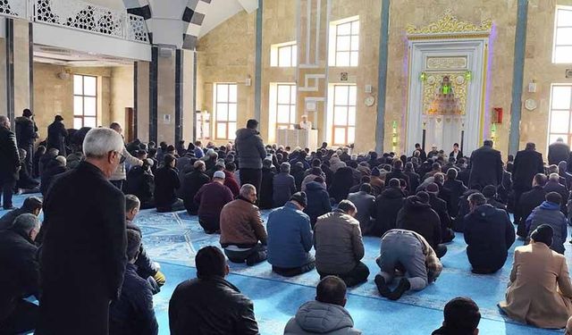 Çaldıran’da deprem şehitleri dualarla anıldı