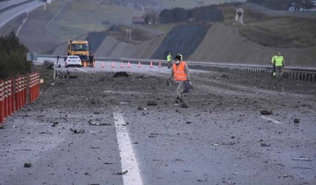 Kaza kırıma uğrayan F-16 uçağının enkazı kaldırılıyor