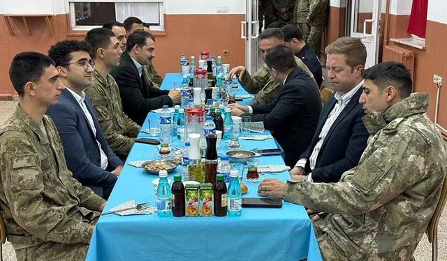 Kaymakam Bulut, askerle iftarda bir araya geldi
