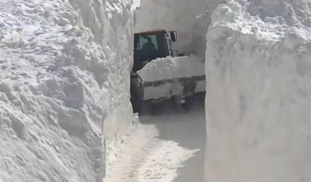 Çığ nedeniyle kapanan köy yolunda zorlu karla mücadele çalışması