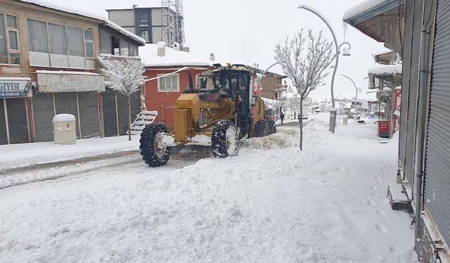 Başkale'de araçlar kara gömüldü