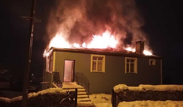 İmam evi alev alev yandı