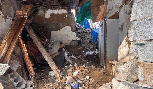 Bir evin üzerine kaya düştü