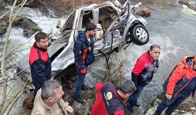 Dereye uçan araç hurdaya döndü Aynı aileden 3 kişi hayatını kaybetti