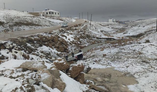 Van'da otomobil dereye uçtu: 3 yaralı