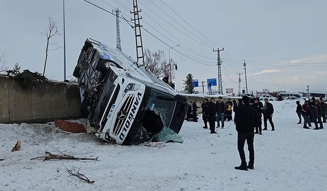 Van yolcu otobüsü devrildi! 16 kişi yaralandı