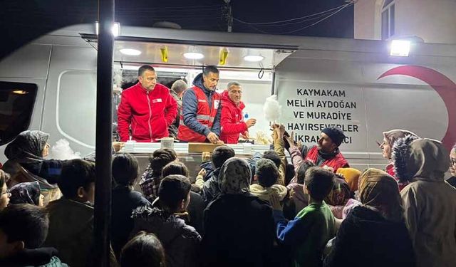Kızılay Muradiye Şubesi’nden teravih sonrası ikram