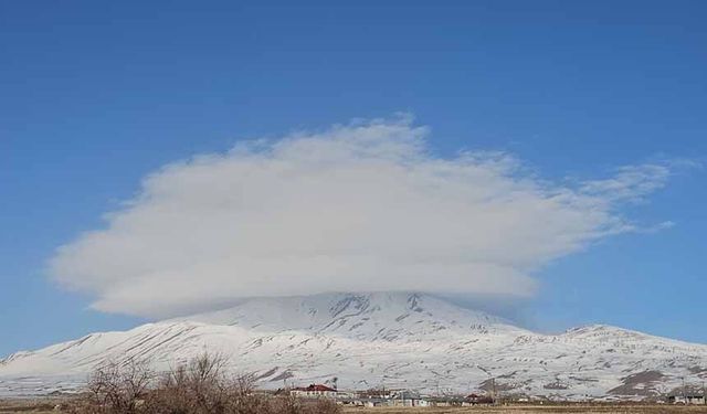 Süphan Dağı semalarında mercek bulutu oluştu