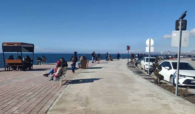 Van’da bahar havası: Vatandaşlar sahile akın etti
