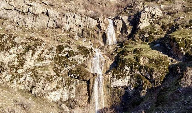 Hakkari'de şelaleler yağışların etkisiyle akmaya başladı
