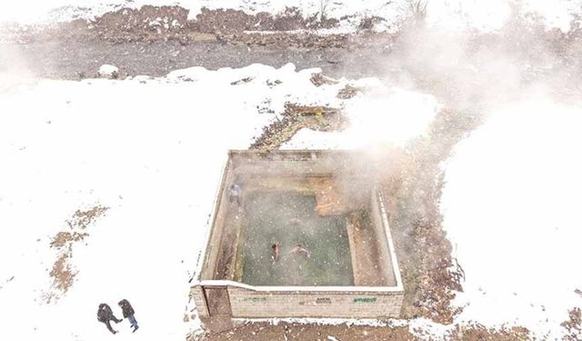 Van'da etrafı karla kaplı termal havuz ziyaretçilerini ağırlıyor