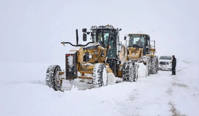 Van’da kar yağışı 390 yerleşim yerinin yolunu ulaşıma kapattı