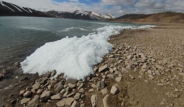 Van'da baraj gölünde donan dalgalar görsel şölen sundu