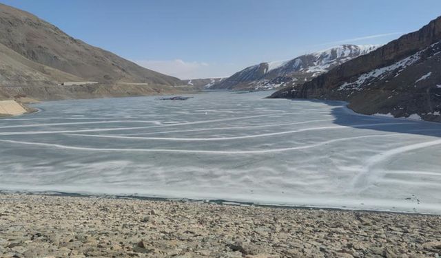 Van'da Sibirya soğukları: Barajlar buz tuttu
