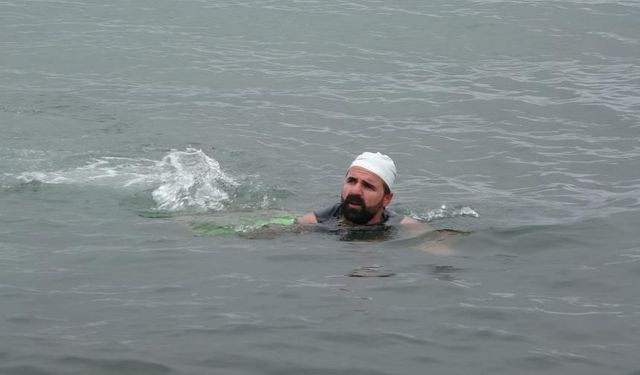 Van Gölü’nde şifa kulaçları!