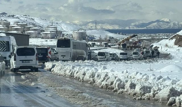 Van'da tır kazasında uzun araç kuyruğu oluştu