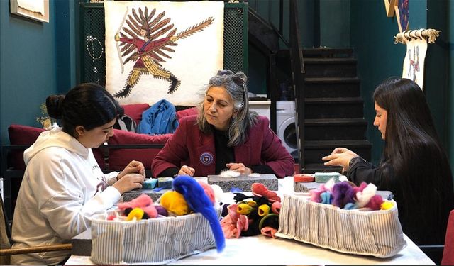 Van'da keçe sanatçısı kadın, sanatını gelecek nesillere aktarıyor