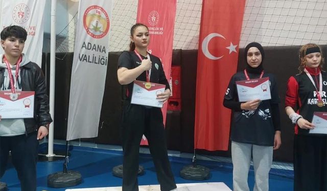 Vanlı öğrenci bilek güreşinde Türkiye üçüncüsü oldu