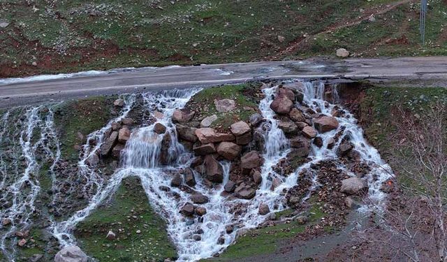 Asfaltın ortasından su pınarı fışkırdı