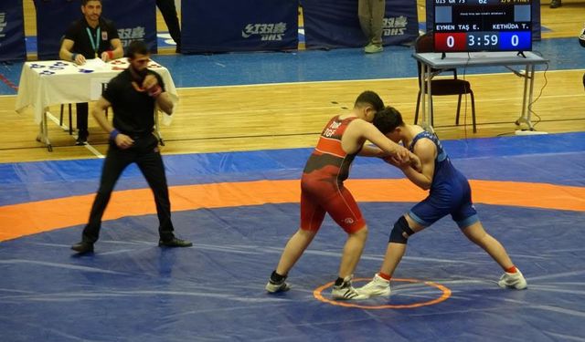 U15 Güreş Grup Müsabakaları Van'da başladı