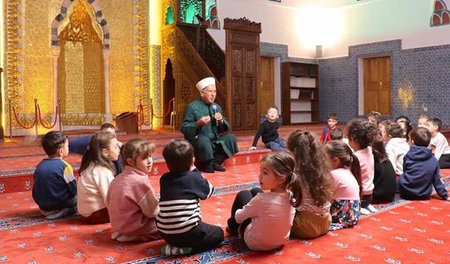 Van'da tarihin izlerini taşıyan cami öğrencileri ağırlıyor